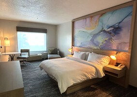 Escritorio y espacio para trabajar con laptop 