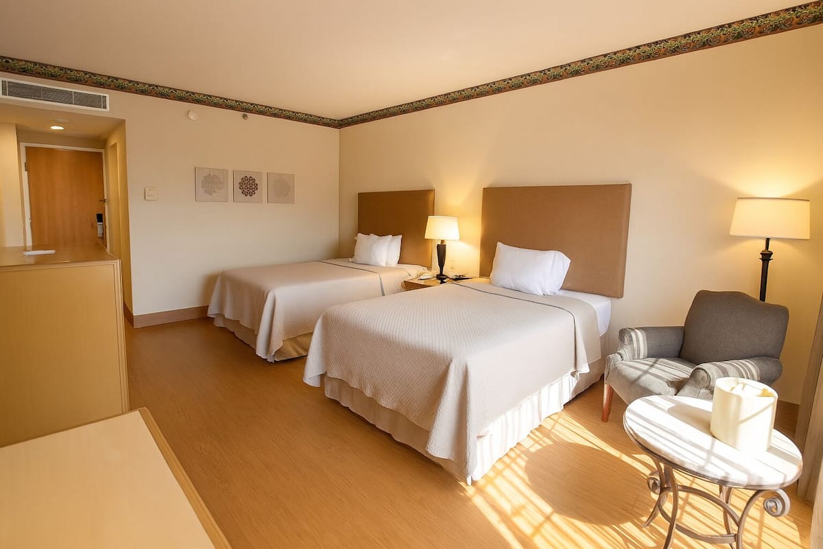 Camera doppia | Una cassaforte in camera, una scrivania, insonorizzazione