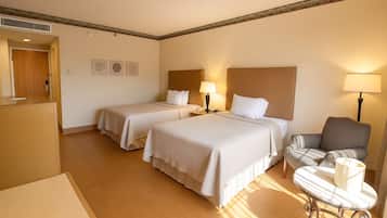 Tweepersoonskamer | Een kluis op de kamer, een bureau, geluiddichte muren