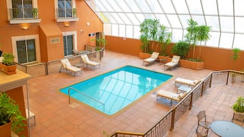 Innendørsbasseng og solsenger