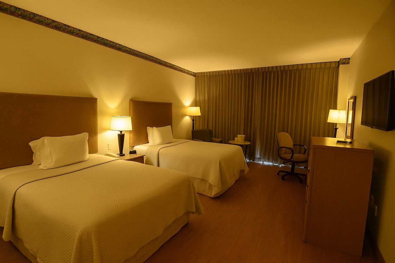 غرفة مزدوجة | خزنة داخل الغرفة ومكتب وتجهيزات عازلة للصوت ومكواة/لوح كي