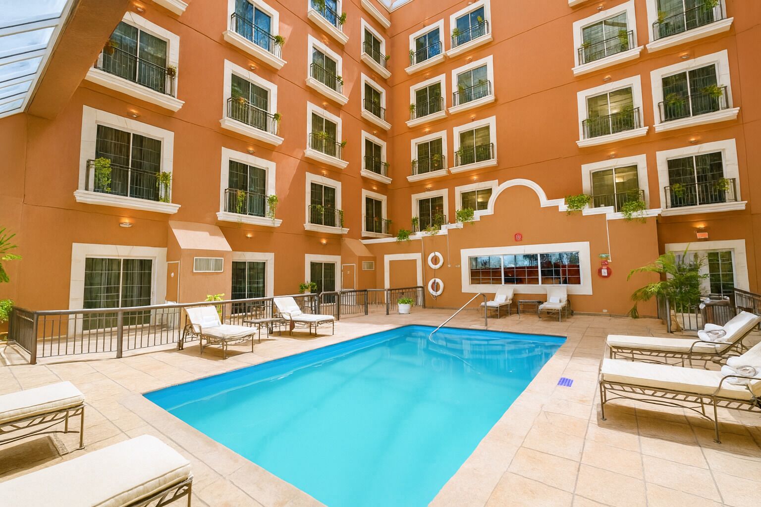 Piscine couverte, accès possible de 08 h 00 à 20 h 00, chaises longues 