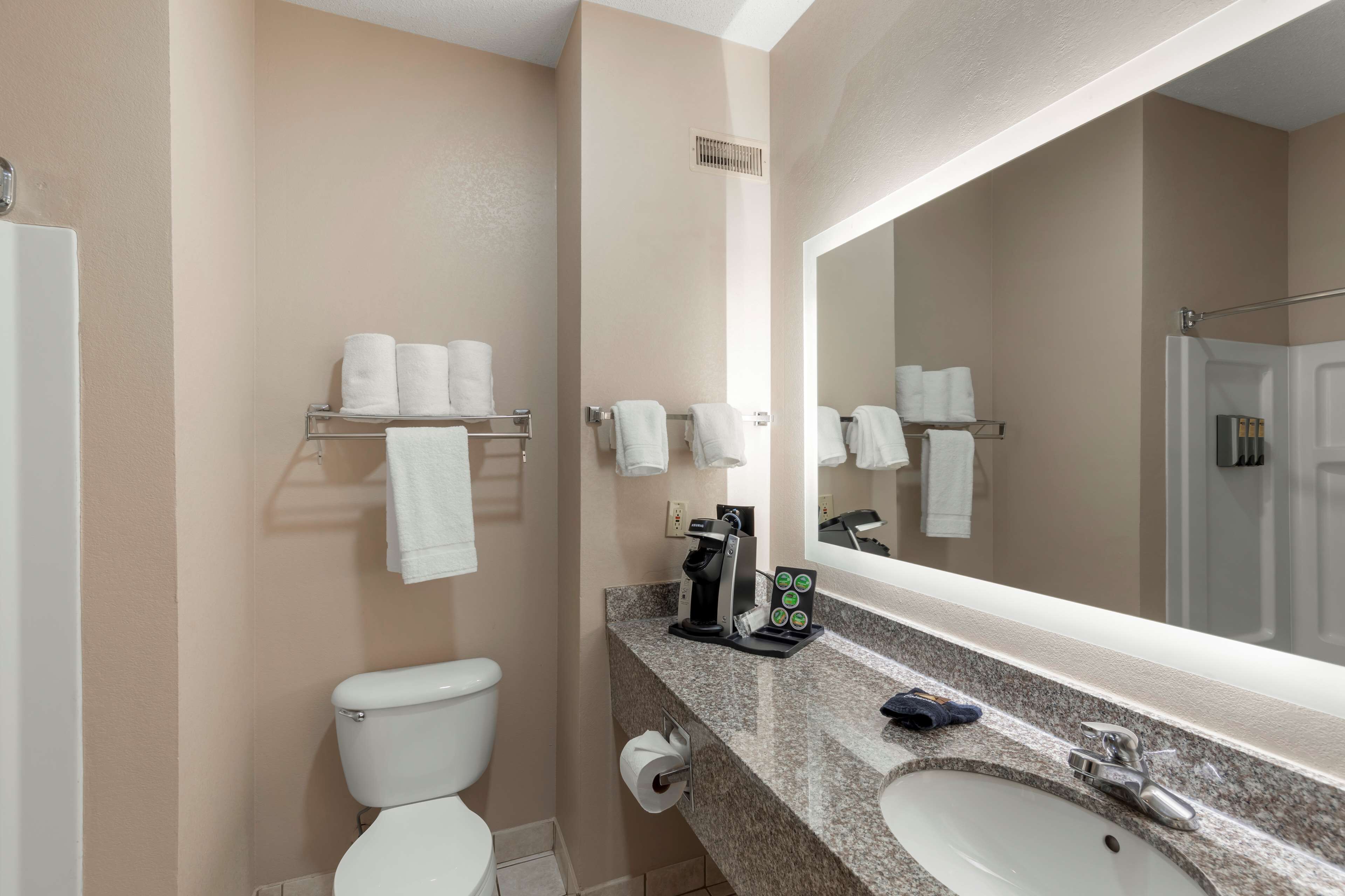 suite, 1 king bed, non smoking, jetted tub | bathroom | free toiletries, hair dryer, towels, soap
