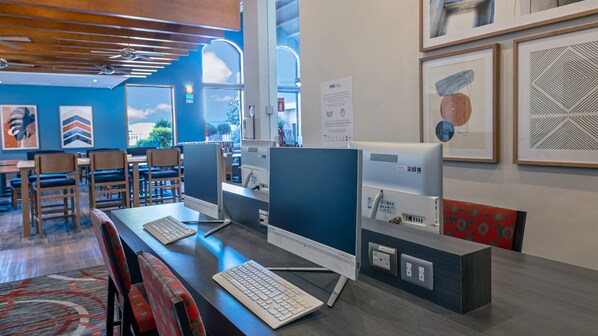 A modern office space with desks, chairs, and computers. - Holiday Inn Express Chihuahua by IHG (Chihuahua)