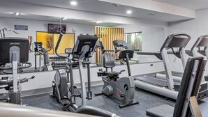 A gym with various exercise equipment, including treadmills and elliptical machines. - Holiday Inn Express Chihuahua by IHG (Chihuahua)