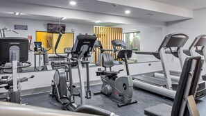 A gym with various exercise equipment, including treadmills and elliptical machines. - Holiday Inn Express Chihuahua by IHG (Chihuahua)