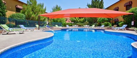 Una piscina al aire libre