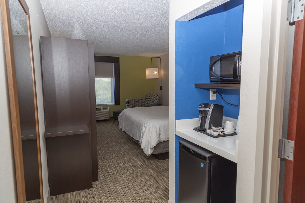 Premium bedding, in-room safe, desk, blackout drapes