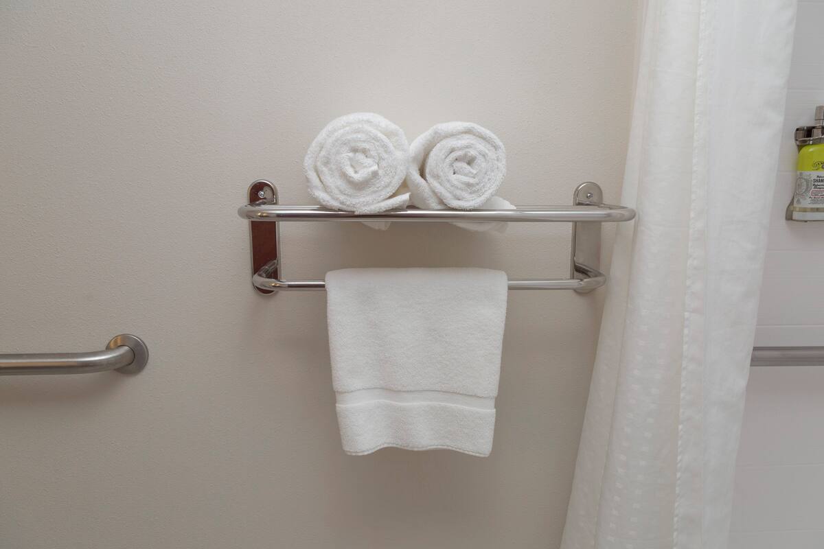 Standard Room, 1 King Bed, Accessible Bathtub (Mobility) | Room amenity