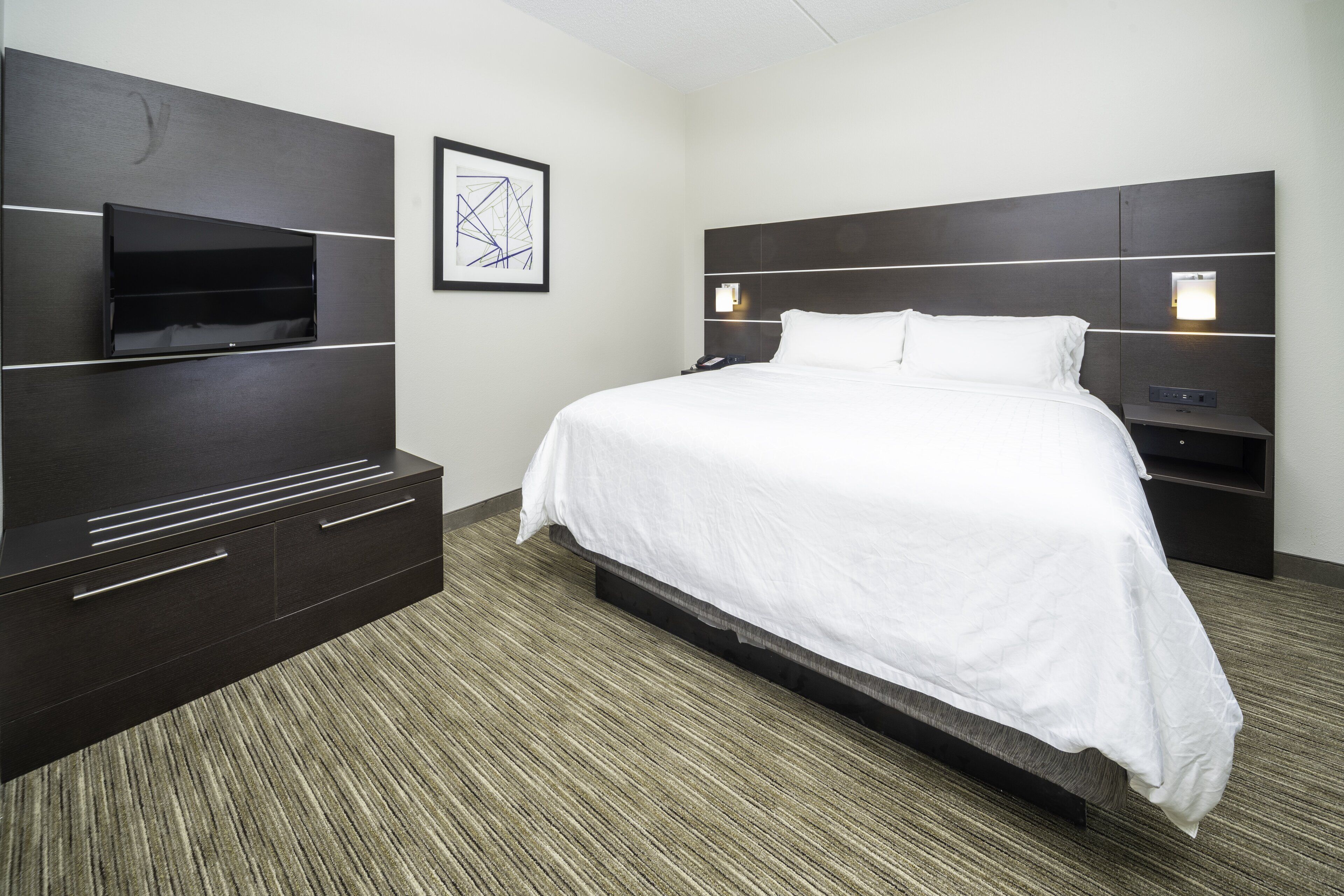 suite, 1 king bed, jetted tub | 1 bedroom, premium bedding, in-room safe, desk