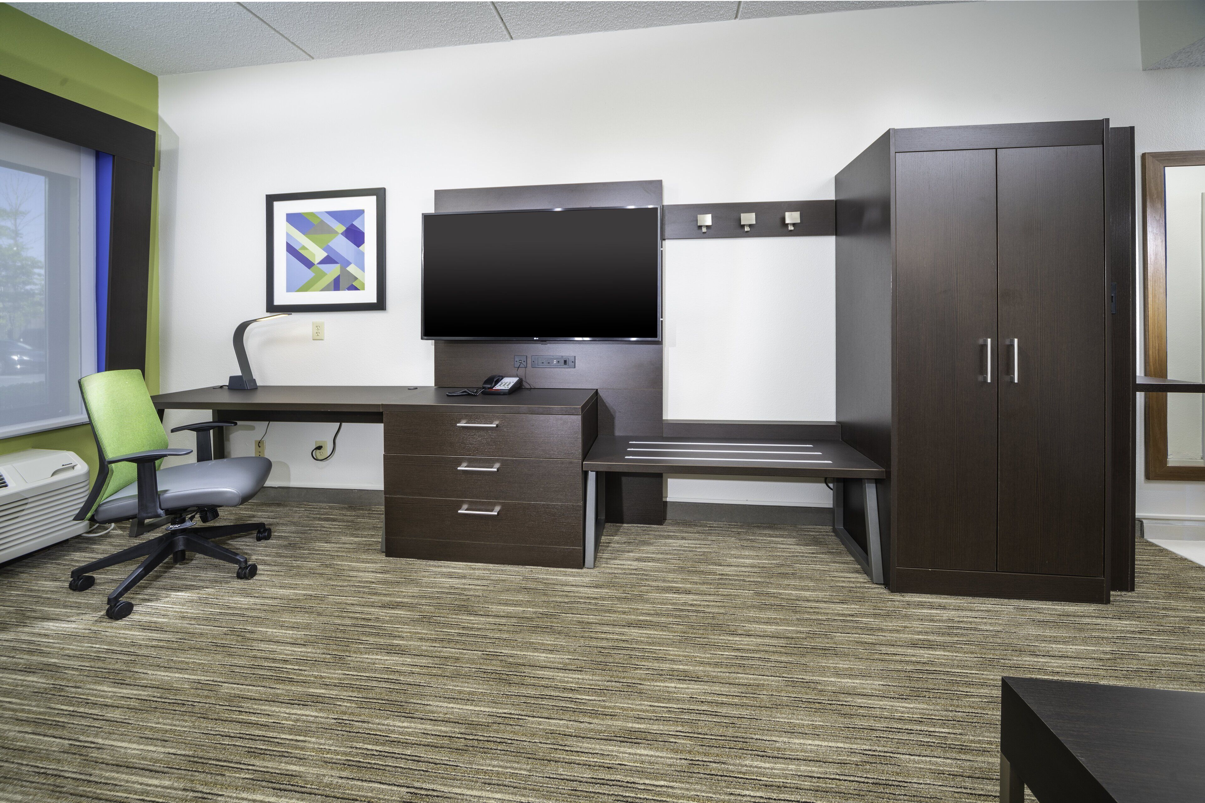 suite, 1 king bed, jetted tub | 1 bedroom, premium bedding, in-room safe, desk