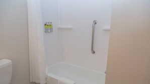 标准房, 2 张大床 | 浴室 | 淋浴/盆浴组合、免费洗浴用品、吹风机、毛巾