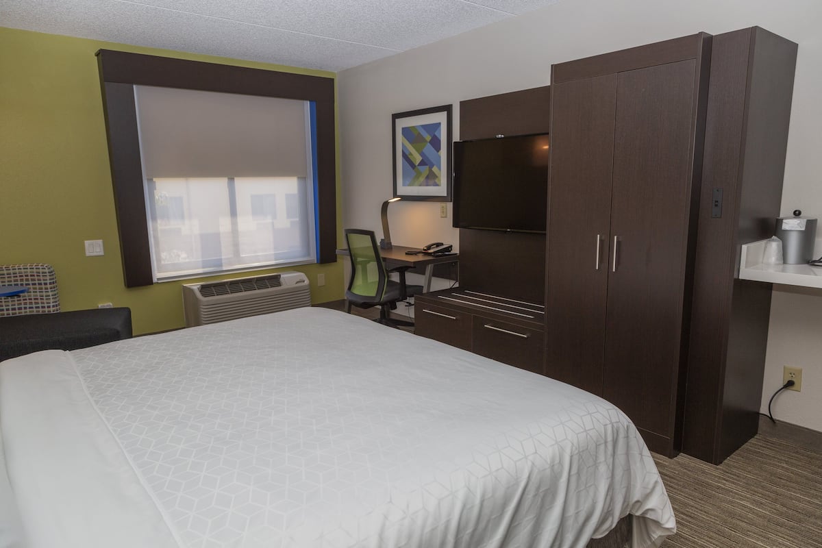 Standard Room, 1 King Bed, Accessible | Premium bedding, in-room safe, desk, blackout drapes