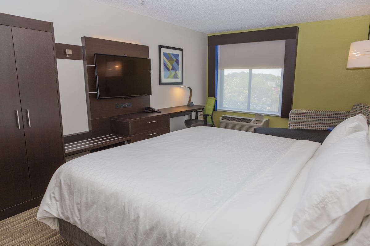 Premium bedding, in-room safe, desk, blackout drapes