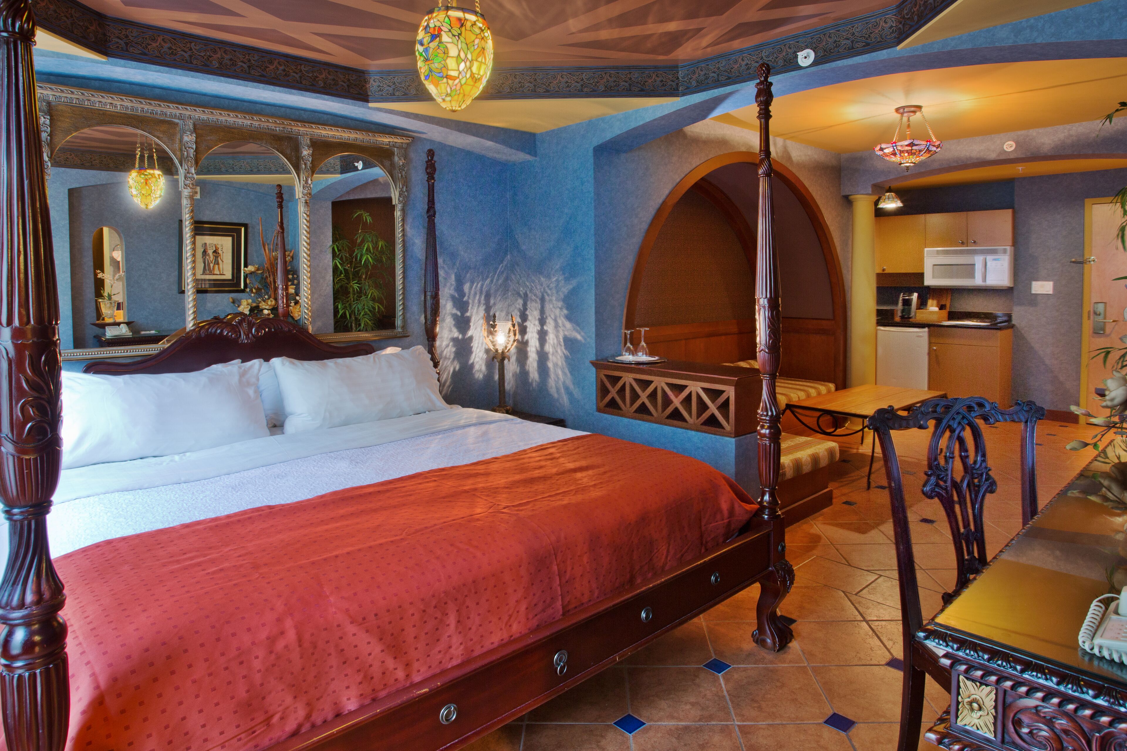 セーフティボックス (室内)、デスク、ノートパソコン用作業スペース、遮光カーテン