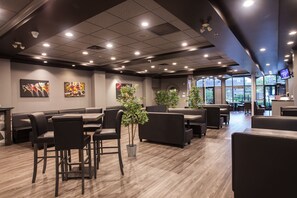 Breakfast, lunch, dinner served; alfresco dining - Holiday Inn Hotel & Suites North Vancouver by IHG (North Vancouver)