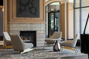 Lobby - DoubleTree by Hilton North Vancouver (North Vancouver)