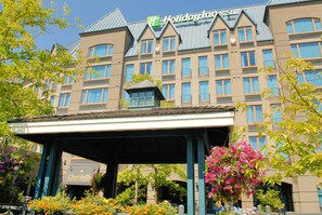 Exterior - Holiday Inn Hotel & Suites North Vancouver by IHG (North Vancouver)