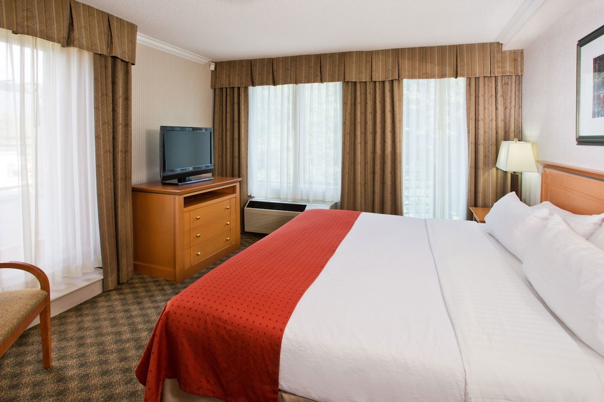 In-room safe, desk, laptop workspace, blackout drapes