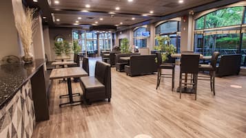 供应早餐、午餐和晚餐,室外就餐
