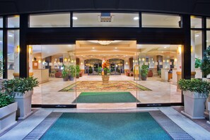 Exterior - Holiday Inn Hotel & Suites North Vancouver by IHG (North Vancouver)