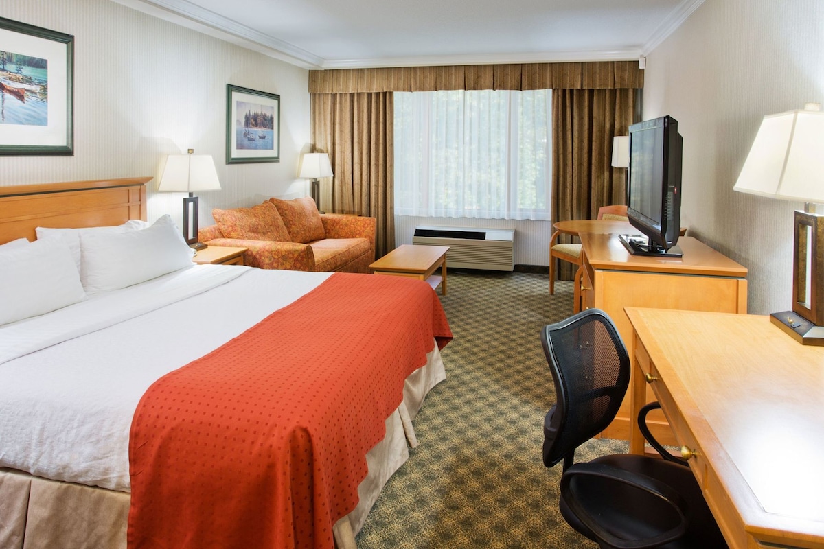In-room safe, desk, laptop workspace, blackout drapes