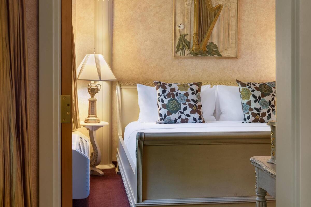 Suite, 1 King Bed (Whirlpool) | In-room safe, desk, laptop workspace, blackout drapes
