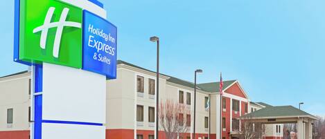A Holiday Inn Express & Suites hotel with a clear blue sky.