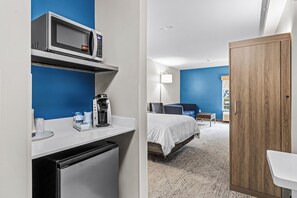 Standard Room, 1 Queen Bed with Sofa bed | In-room safe, desk, blackout drapes, iron/ironing board