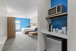 A hotel room with a bed, a desk, a microwave, a coffee maker, and a dishwasher. - Holiday Inn Express Hotel & Suites Carneys Point by IHG (Penns Grove)