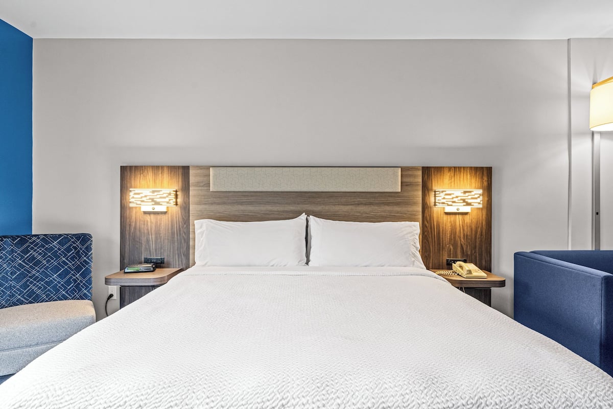 1 bedroom, in-room safe, desk, blackout drapes