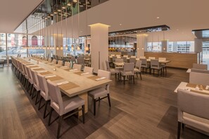 供应早餐和晚餐，国际美食