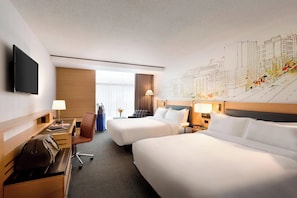Deluxe-huone, 2 keskisuurta parisänkyä, kaupunkinäköala | Ylelliset vuodevaatteet, Select Comfort -patjalliset sängyt