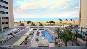 A rooftop pool area with a view of the beach and ocean. - Holiday Inn Fortaleza by IHG (Fortaleza)