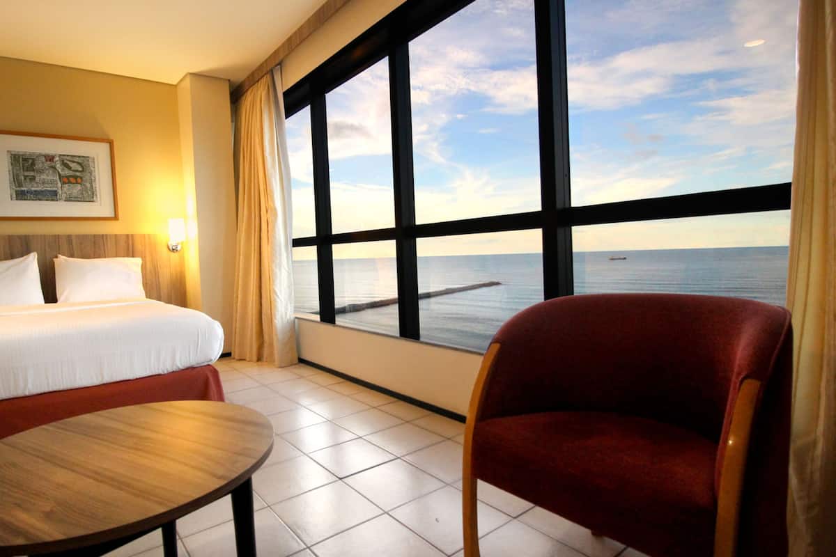 Phòng Premium, 2 giường đôi, quang cảnh biển (Panoramic) | Minibar, két bảo mật tại phòng, bàn, bàn ủi/dụng cụ ủi quần áo
