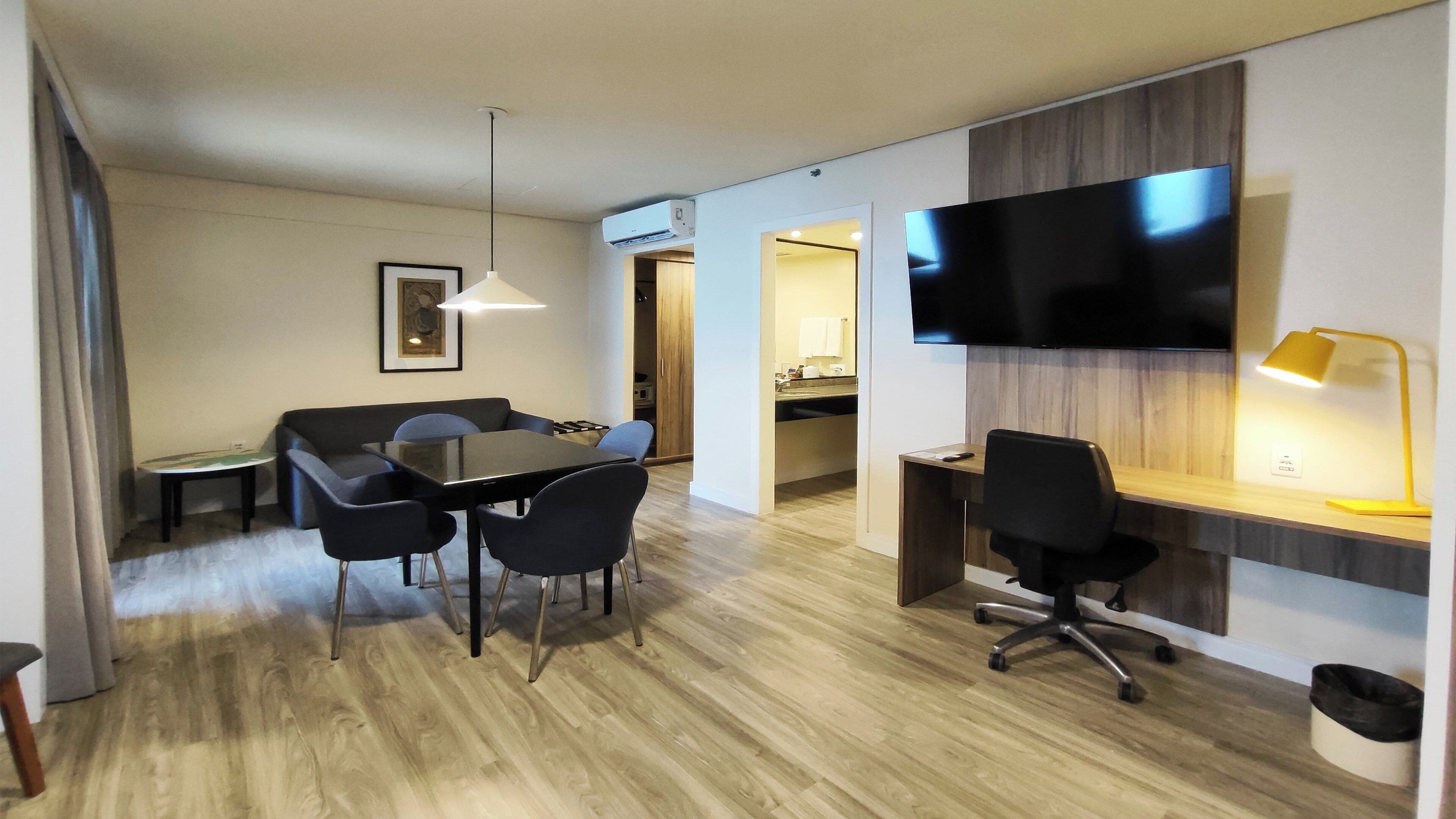 Habitación Premium, 1 cama King size, balcón | Minibar, caja de seguridad en la habitación y escritorio 