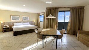 มินิบาร์, ตู้นิรภัยในห้องพัก, โต๊ะทำงาน, เตารีด/โต๊ะรีดผ้า