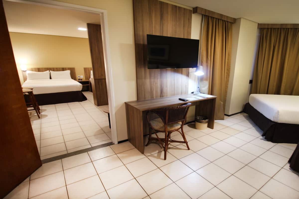 Phòng Suite, 2 phòng ngủ, ban công, quang cảnh biển | Minibar, két bảo mật tại phòng, bàn, bàn ủi/dụng cụ ủi quần áo