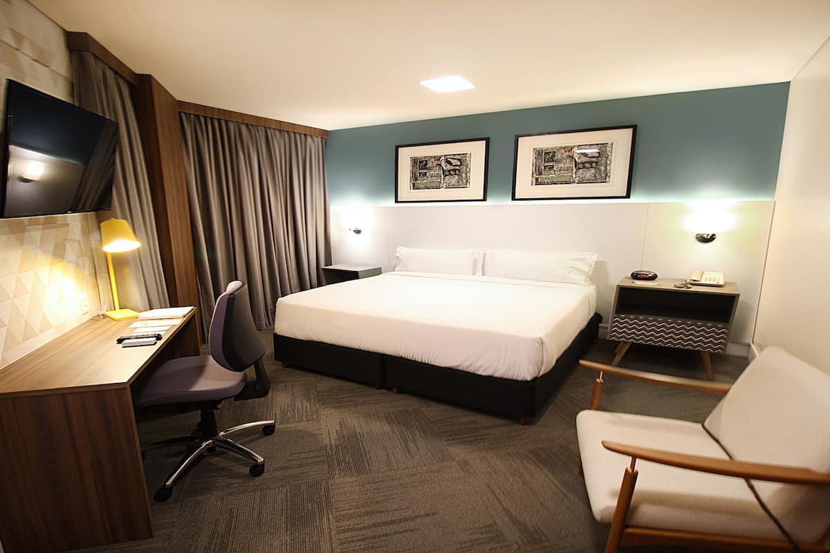 Phòng Suite, 1 phòng ngủ, quang cảnh biển (Meeting Area) | Minibar, két bảo mật tại phòng, bàn, bàn ủi/dụng cụ ủi quần áo