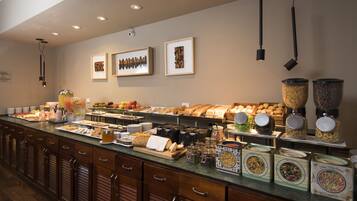 Petit déjeuner buffet (10 USD par personne)
