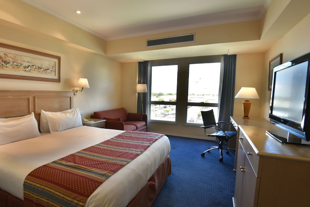 Minibar, caja de seguridad en la habitación y escritorio