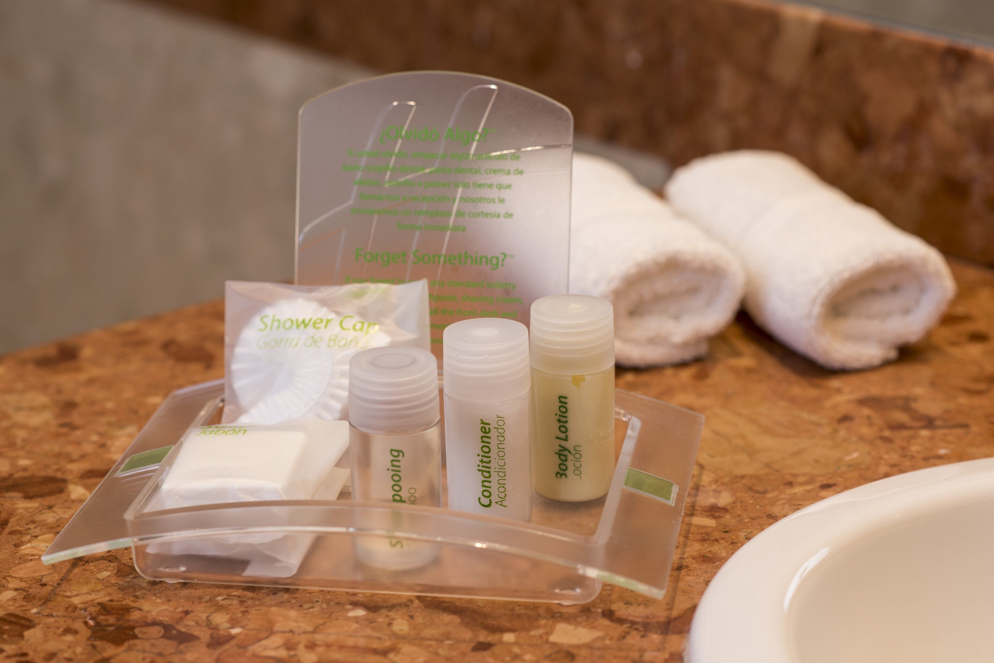 Ensemble douche/baignoire, articles de toilette gratuits, sèche-cheveux