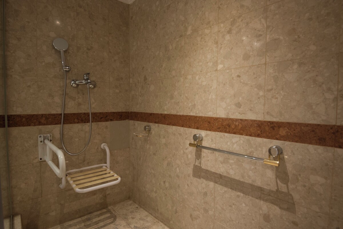 Room, 1 King Bed, Accessible Bathtub (Mobility) | Bathroom | Combined shower/bathtub, free toiletries, hair dryer, towels