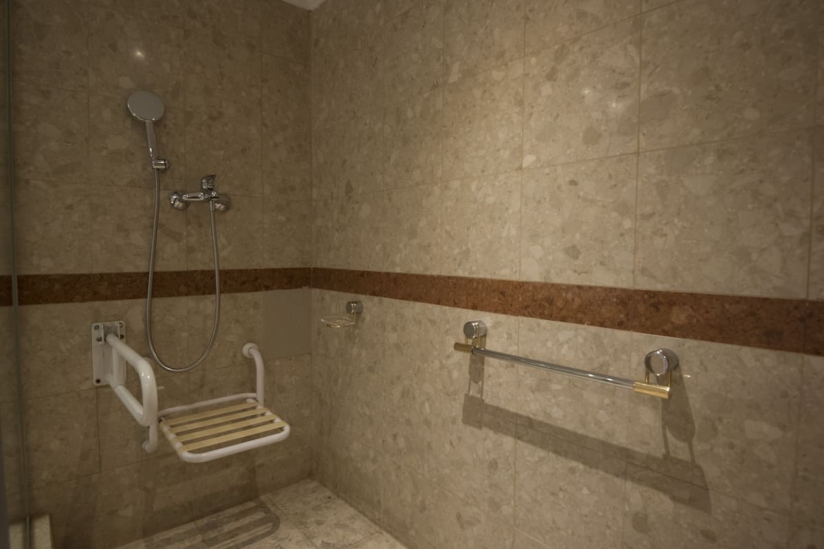 Habitación, 1 cama King size, tina para personas con discapacidad (Mobility) | Baño | Tina con regadera, amenidades de baño gratuitas, secadora de cabello
