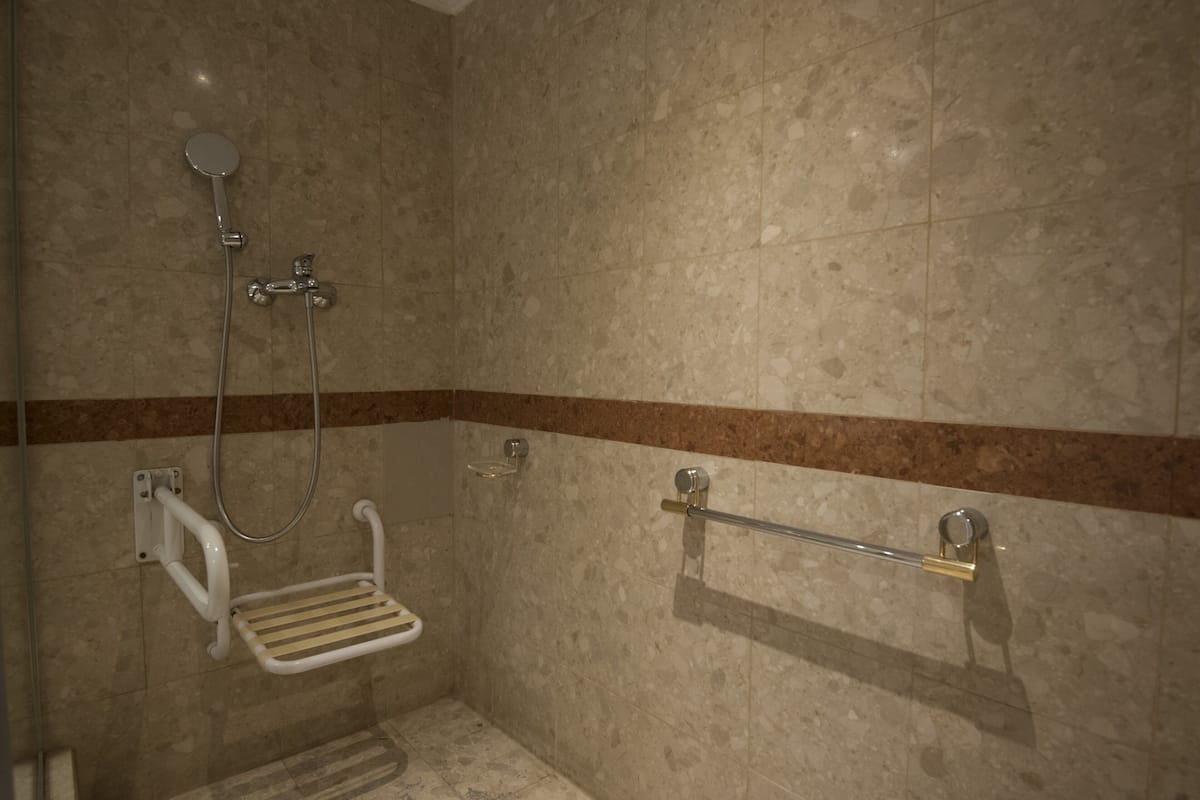 Habitación, 1 cama King size, tina para personas con discapacidad (Mobility) | Baño | Tina con regadera, amenidades de baño gratuitas, secadora de cabello