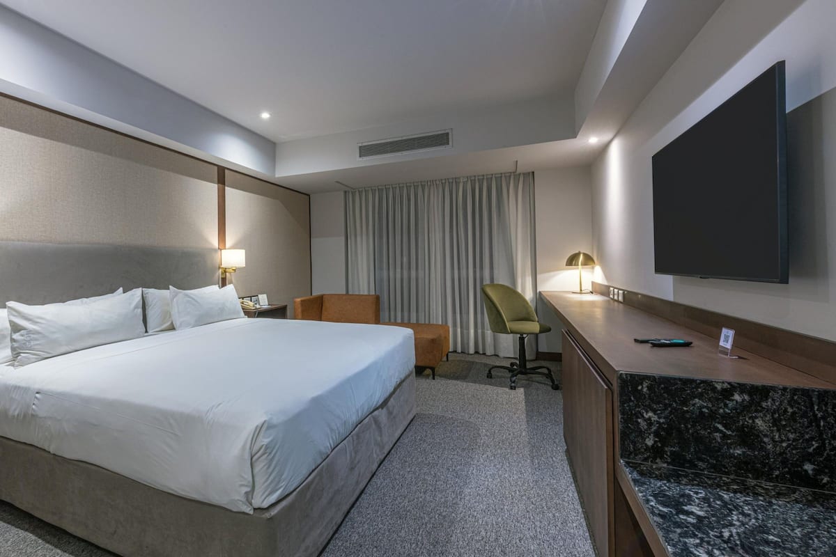 Premium Room, 1 King Bed