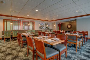Bar (on property) - Holiday Inn Hotel & Suites-Milwaukee Airport by IHG (Milwaukee)