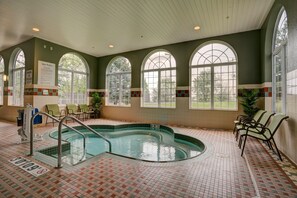 Una piscina cubierta