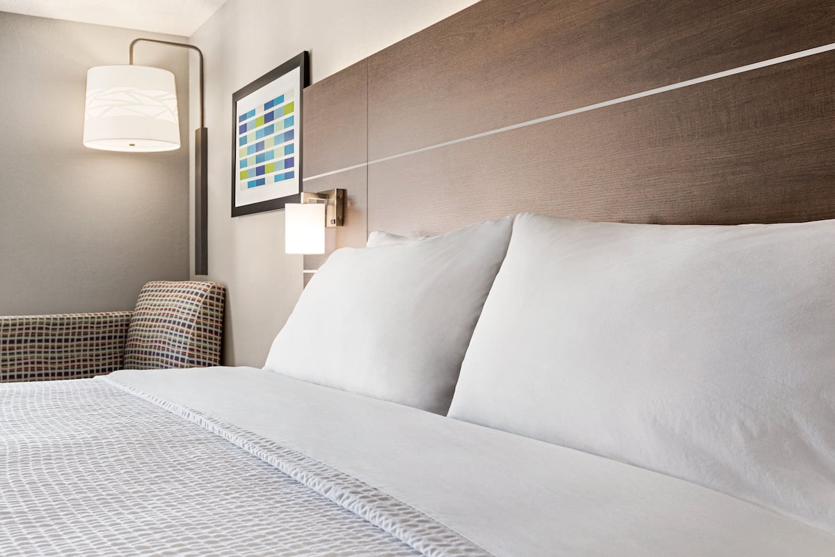 Peralatan tempat tidur premium, peti besi dalam bilik
