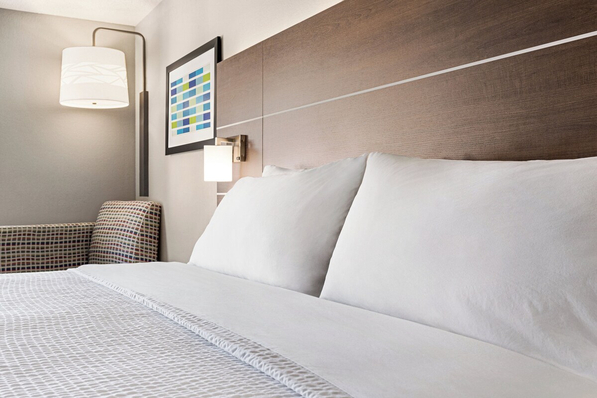 Peralatan tempat tidur premium, peti besi dalam bilik, meja 